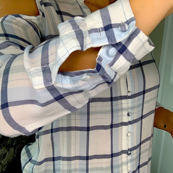 A Paige Jean Cold Shoulder Top - Picture 3 of 4